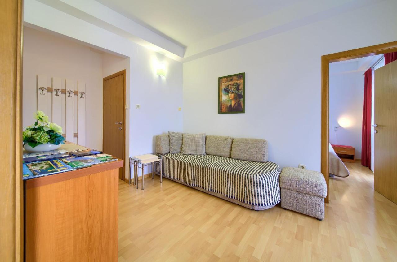 Apartments Jele Malinska Bagian luar foto